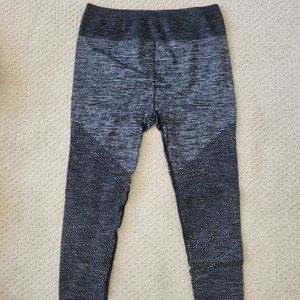 Fabletics Black Grey Stripes 3/4 Compression Leggings  Inseam/Size: M/Tall | 29